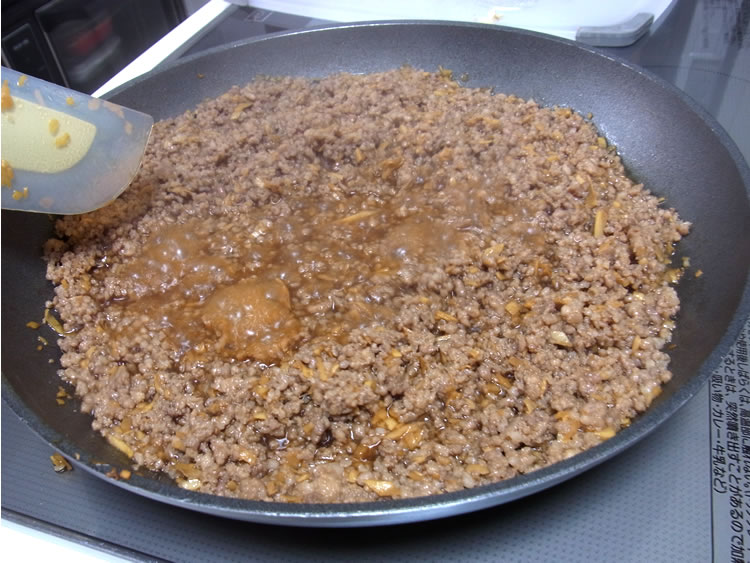 よくかき混ぜて、調味料の汁気がなくなるまで中火〜強火で煮詰めたら、できあがり♪