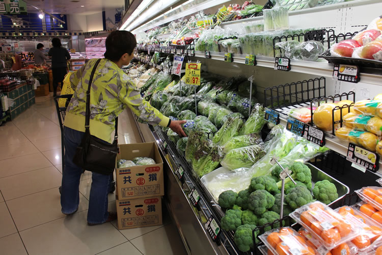 平日の昼下がりにも関わらず、続々とお客様が買い物にやってきます。