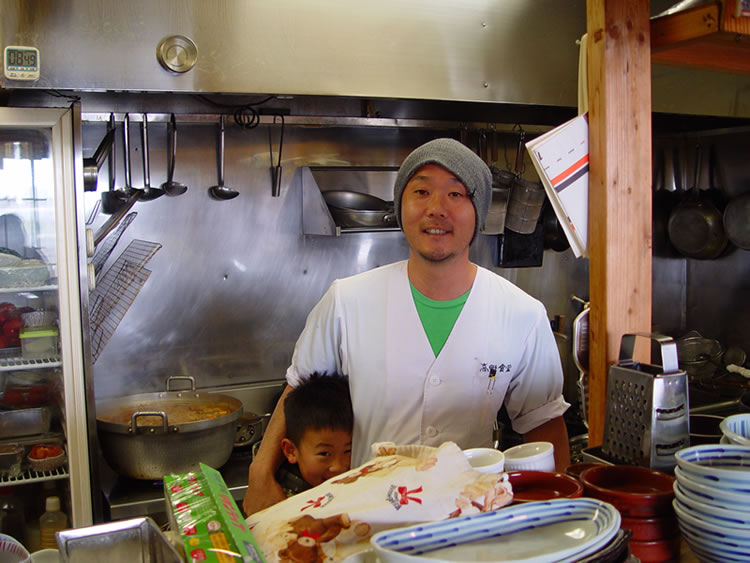 やさしいパパの店長と、入学式を控えた息子さんの2ショットがキマってます