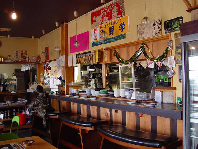 左側の店内は広々としています