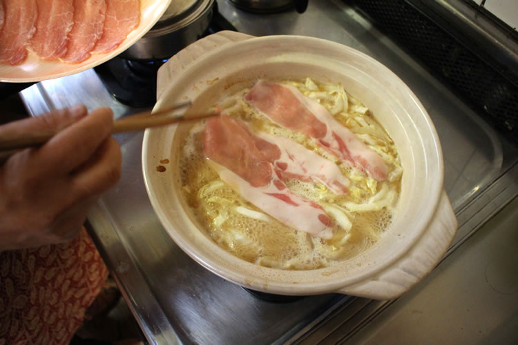 バター風味のだし汁をまとった和豚もちぶた。ほっかほかの一品です