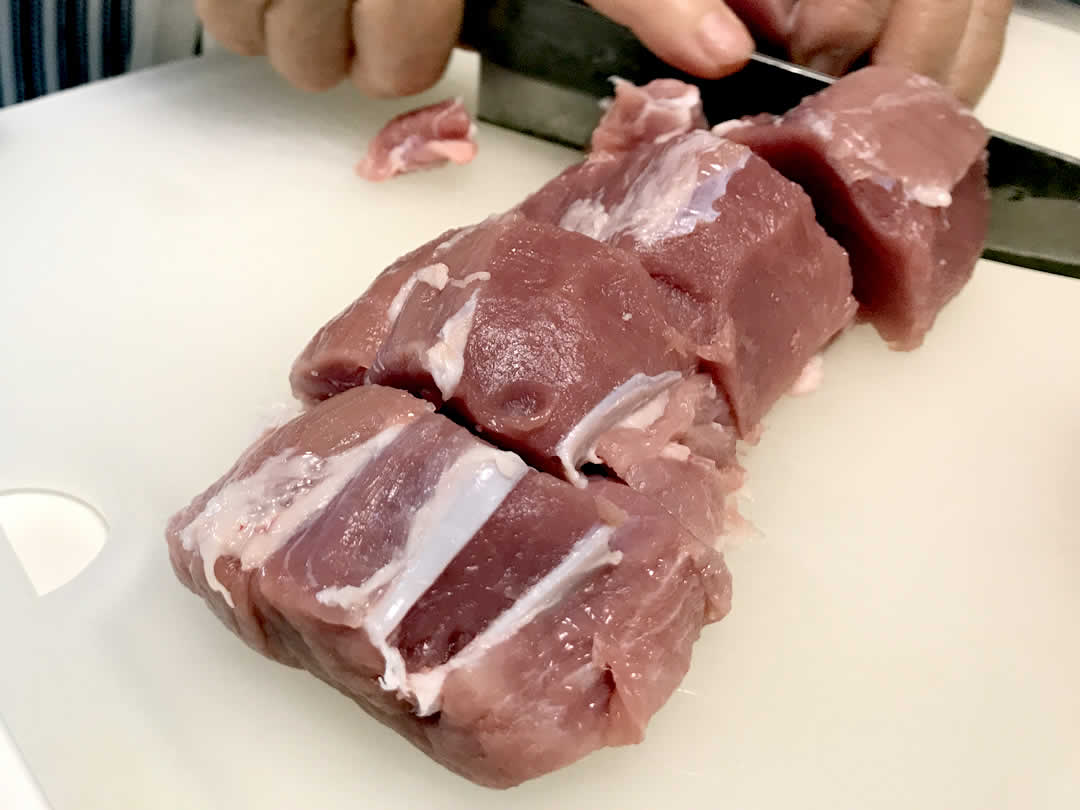 フィレ肉は3cmほどの厚めに切り分け、塩コショウをしておきます。
