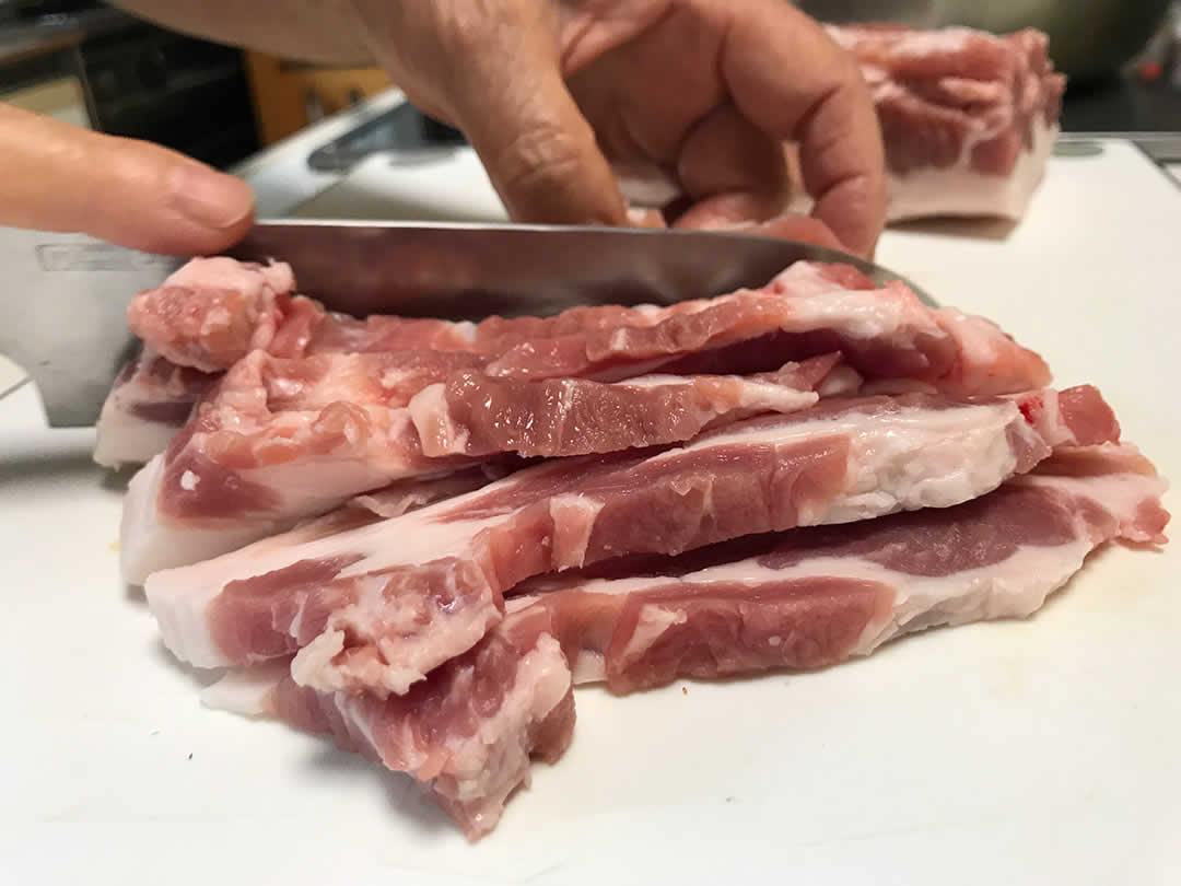 お肉は、ひき肉を使う場合もありますが、やはり切りわけたバラ肉を使うことが多いようです。